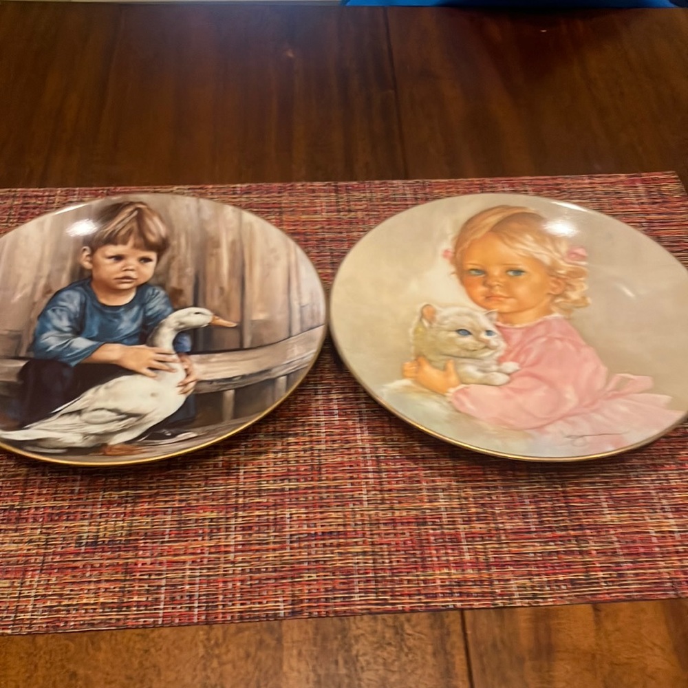 Kern Collectibles 2 wall décor plates by Leo Jansen